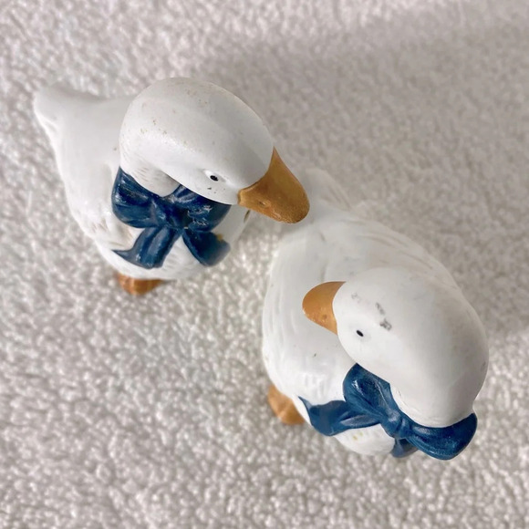 Vintage Ceramic Blue Ribbon Geese Salt & Pepper Shakers - Picture 3 of 11